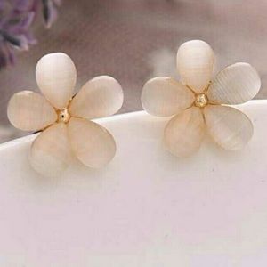 🌼🌼 NEW DAISY Flower Stud Earrings